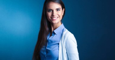 Koyu arka plan karşı bir işkadını portresi