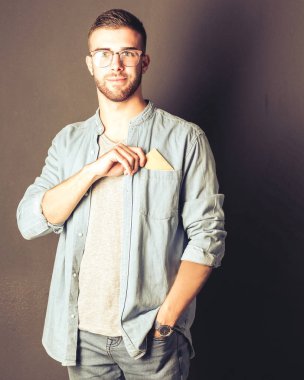 Kredi kartı tutan adam.