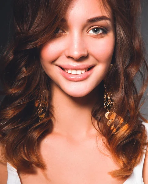 Close up portret van mooie jonge vrouw gezicht. — Stockfoto