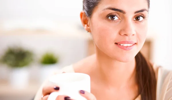 Hermosa mujer de negocios disfrutando del café en la oficina brillante —  Fotos de Stock