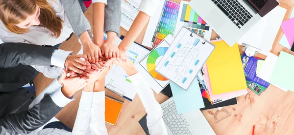 Geschäftsteam mit Hand in Hand - Teamwork-Konzepte — Stockfoto