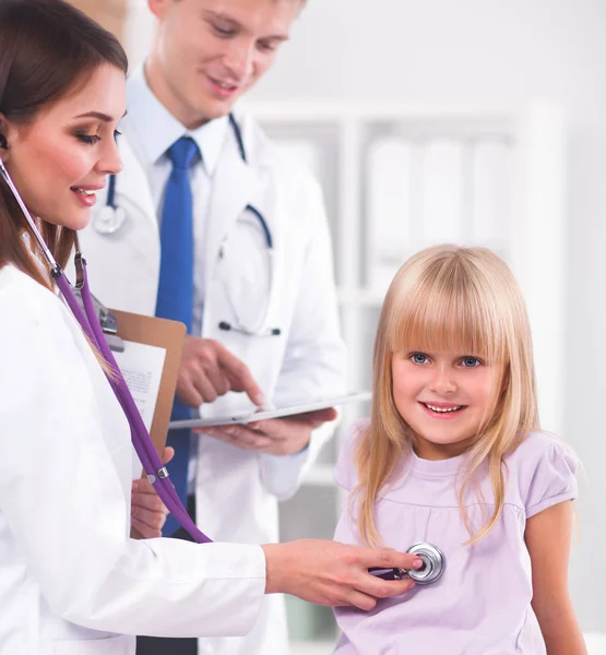 Ärztin untersucht Kind mit Stethoskop bei Operation — Stockfoto