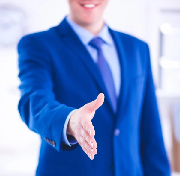 Concepto de negocio y oficina - hombre de negocios guapo con la mano abierta lista para el apretón de manos — Foto de Stock