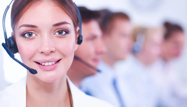 Atractivo Sonriendo jóvenes empresarios positivos y colegas en una oficina de call center —  Fotos de Stock