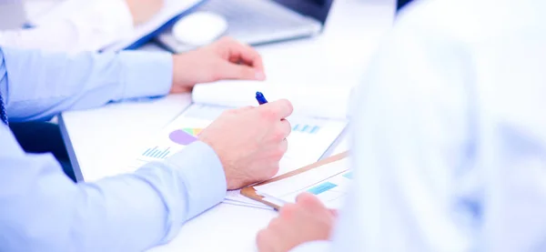 Geschäftsleute sitzen und schreiben bei Geschäftstreffen, im Büro — Stockfoto