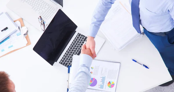 Geschäftsleute schütteln Hände, beenden ein Meeting — Stockfoto