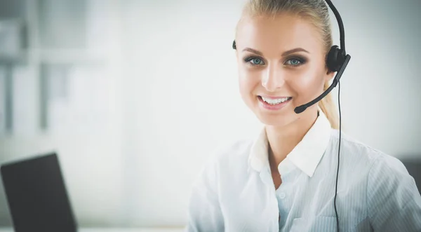 Portrait de belle femme d'affaires travaillant à son bureau avec casque et ordinateur portable — Photo