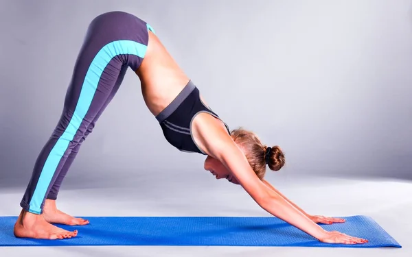 Retrato de chica deportiva haciendo ejercicio de estiramiento de yoga — Foto de Stock