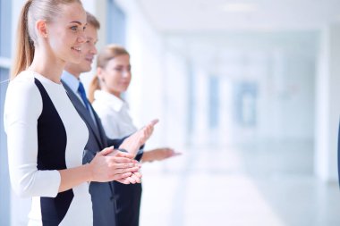 Ofiste iyi bir sunum applauding gülümseyen iş adamları. Gülümseyen iş adamları