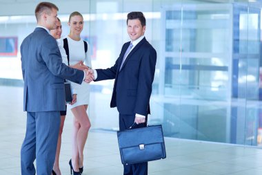 İş adamları kendi elleriyle birlikte bir daire içinde. İş adamları.