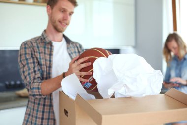 Karton açma çift yeni evlerinde kutuları. Genç Çift.