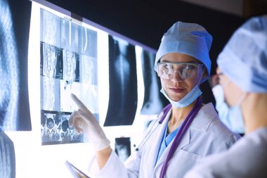 Hastanede röntgen çektiren iki kadın doktor..