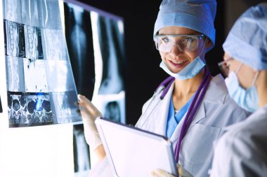 Hastanede röntgen çektiren iki kadın doktor..