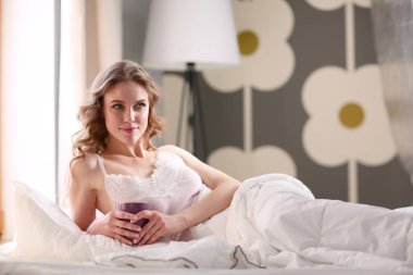 Genç kadın yatakta yatan ise kahve veya çay içme.