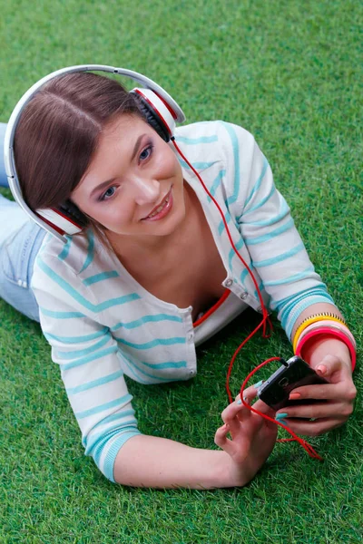 Una joven sentada sobre hierba verde. Portreit mujer joven — Foto de Stock