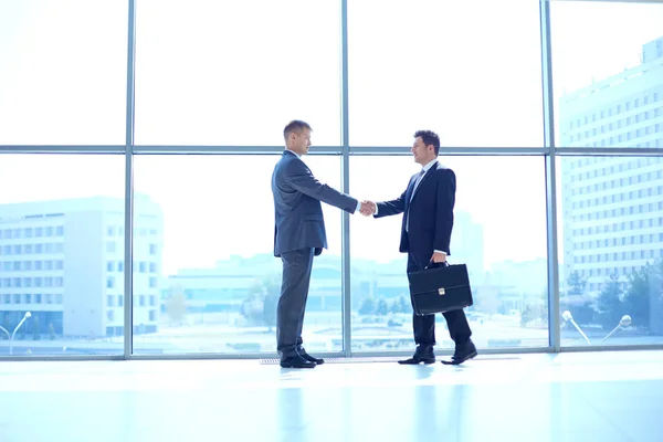 Full length image of two successful business men shaking hands with each other — Stock Photo, Image