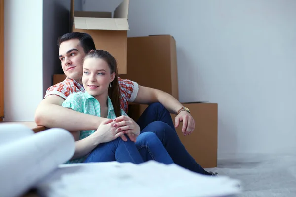 Casal a mudar-se para casa sentado no chão. Casal. — Fotografia de Stock