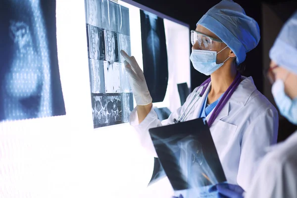 Két női orvosnő röntgent néz egy kórházban.. — Stock Fotó