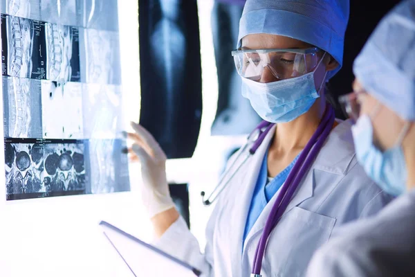 Deux femmes médecins qui regardent des radios dans un hôpital. — Photo