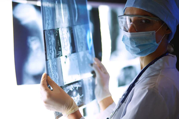 Dos mujeres médicas que miran rayos X en un hospital. — Foto de Stock