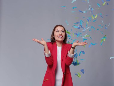 Konfeti kutlama parti güzel mutlu kadın. Doğum günü veya yeni yıl arifesi kavramı kutlama.