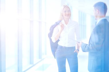 Başarılı iş takım ayakta Office gülümseyerek. iş