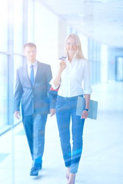 Başarılı iş takım ayakta Office gülümseyerek. iş