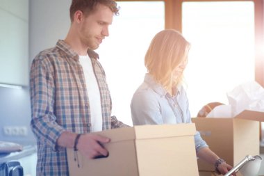 Karton açma çift yeni evlerinde kutuları. Genç Çift.