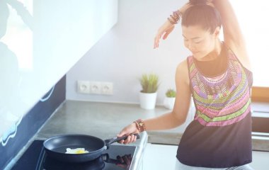 Formda ve çekici genç bir kadın sağlıklı yemek hazırlıyor. Kadın.