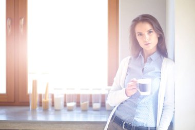 mutlu kadın evde Mutfakta çay içme. Kadın evde