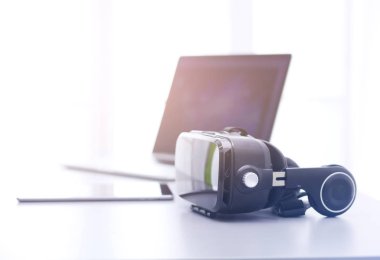 Bilgisayarlı sanal gerçeklik gözlükleri. İş. 3D teknoloji