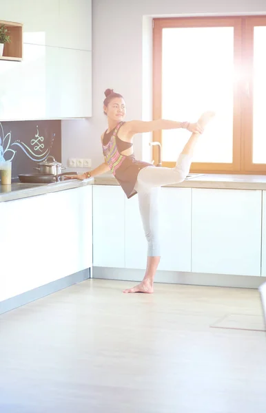 Chica de fitness cocinar alimentos saludables en la cocina. Una mujer. Cocina. Cocinar — Foto de Stock