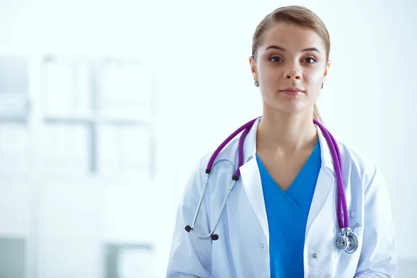 Kvinnlig läkare och patient sitter vid skrivbordet på sjukhuset. Kvinnlig läkare — Stockfoto