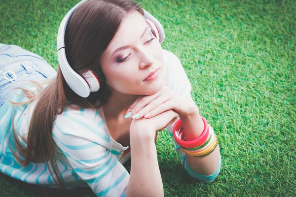 Una joven sentada sobre hierba verde. Portreit mujer joven —  Fotos de Stock