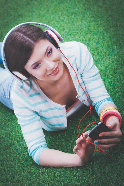 Una joven sentada sobre hierba verde. Portreit mujer joven —  Fotos de Stock