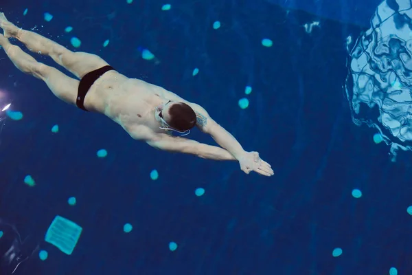 Homem nadador na piscina. Foto subaquática. Nadador masculino . — Fotografia de Stock