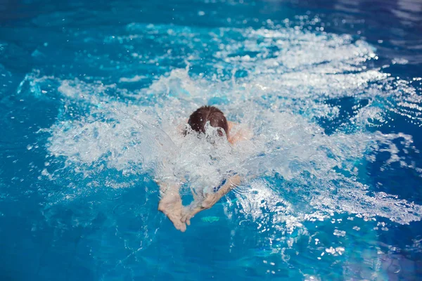 수영장에서 수영하는 수컷. 수중 사진. 수컷 수영 선수. — 스톡 사진