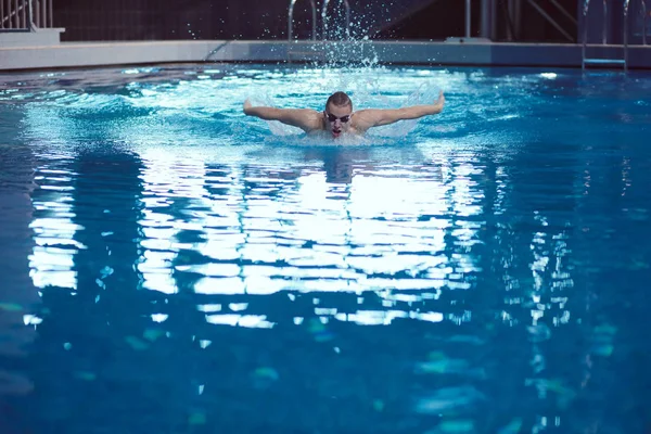 Nuotatore maschile in piscina. Foto subacquea. Nuotatore maschio. — Foto Stock