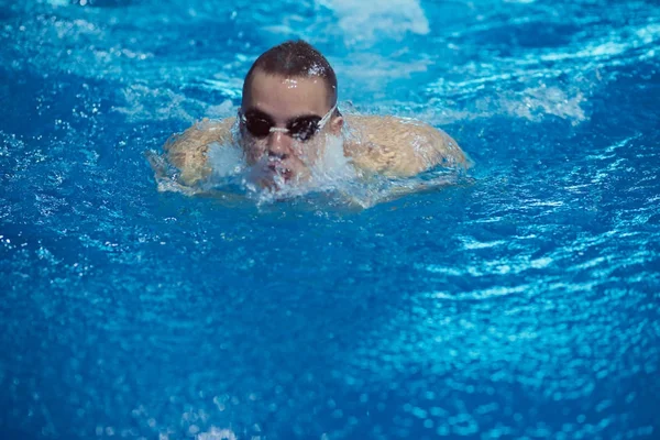 Manlig simmare vid poolen. Undervattensfoto. Manlig simmare. — Stockfoto