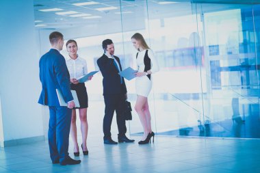 Grup iş adamları toplantı sırasında dizüstü bilgisayar ile sunum yapıyor. Grup iş adamları