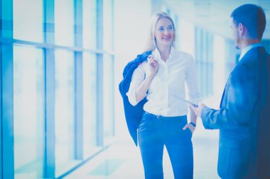 Başarılı iş takım ayakta Office gülümseyerek. iş