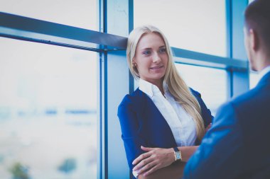 Birbirleri ile el sıkışan iki başarılı iş adamları. İki başarılı iş adamları