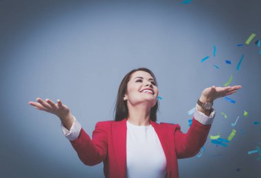 Konfeti kutlama parti güzel mutlu kadın. Doğum günü veya yeni yıl arifesi kavramı kutlama.