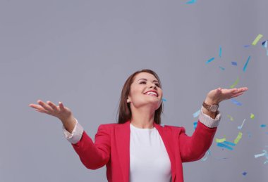 Konfeti kutlama parti güzel mutlu kadın. Doğum günü veya yeni yıl arifesi kavramı kutlama.