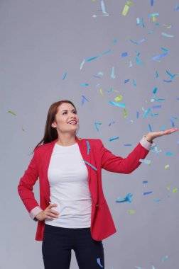 Konfeti kutlama parti güzel mutlu kadın. Doğum günü veya yeni yıl arifesi kavramı kutlama.