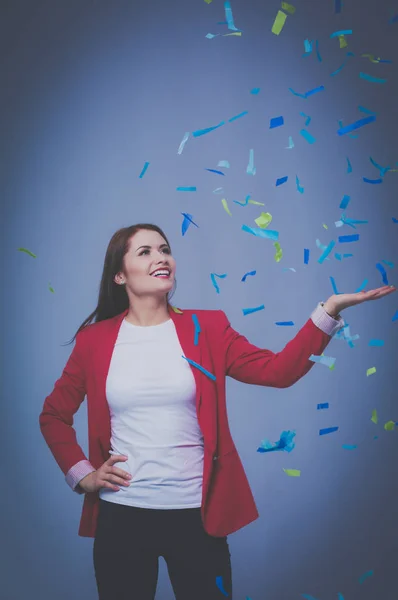 Hermosa mujer feliz en la fiesta de celebración con confeti. Cumpleaños o Nochevieja celebrando el concepto . — Foto de Stock