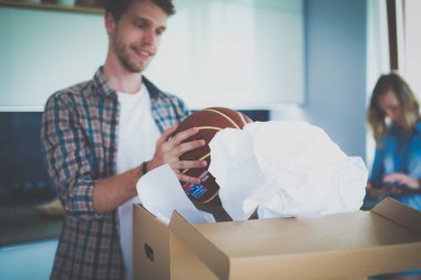 Karton açma çift yeni evlerinde kutuları. Genç Çift.