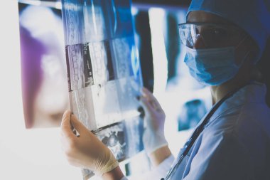 Hastanede röntgen çektiren iki kadın doktor..