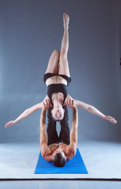 Genç çift Acro yoga mat Studio birlikte uygulamak. Acroyoga. Çift yoga. Ortak yoga.