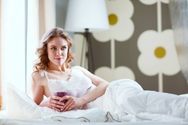 Genç kadın yatakta yatan ise kahve veya çay içme.